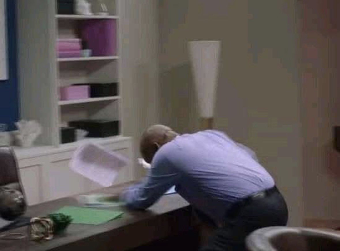 Steers Zai Zai supervisor seeing employees serving customers burgers instead of cutting grass and trees 😭