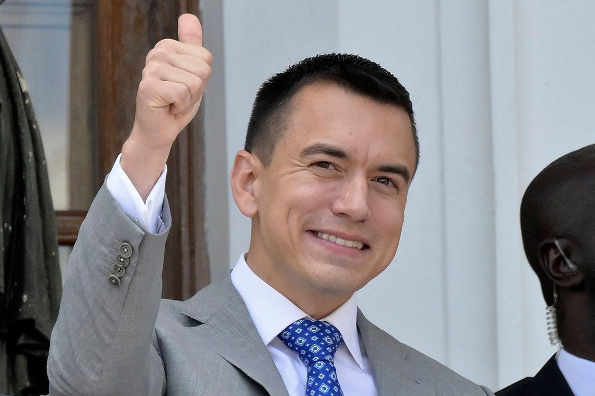 Esta es la cara de un presidente de un país pequeño, que se puede dar el lujo de amenazar y poner aranceles del 30% a su vecino del norte, mas grande y poderoso.

¡El poder de saber exactamente que hacia Petro en Manta!

*Trump y Noboa tienen a Petro cogido de las güevas. 🤣