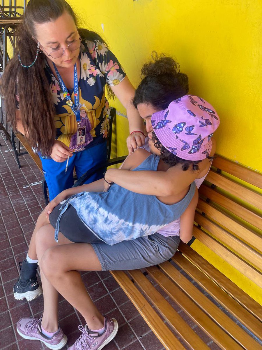 ☝🏻Además, en el Cesfam Violeta Parra,  integrantes de la agrupación Colegio Médico Veterinario de Ñuble, se vacunaron contra la rabia.

📍Por otra parte, desde el Cesfam de Ránquil se encargaron de suministrar las vacunas programáticas a niñas y niños albergados. 

[2/2]