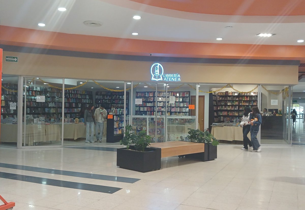 jorgeflorez's tweet photo. Me encontré una nueva librería al sur de #Aguascalientes, en la plaza donde esta Chedraui. https://t.co/vFKHRPb5Kt