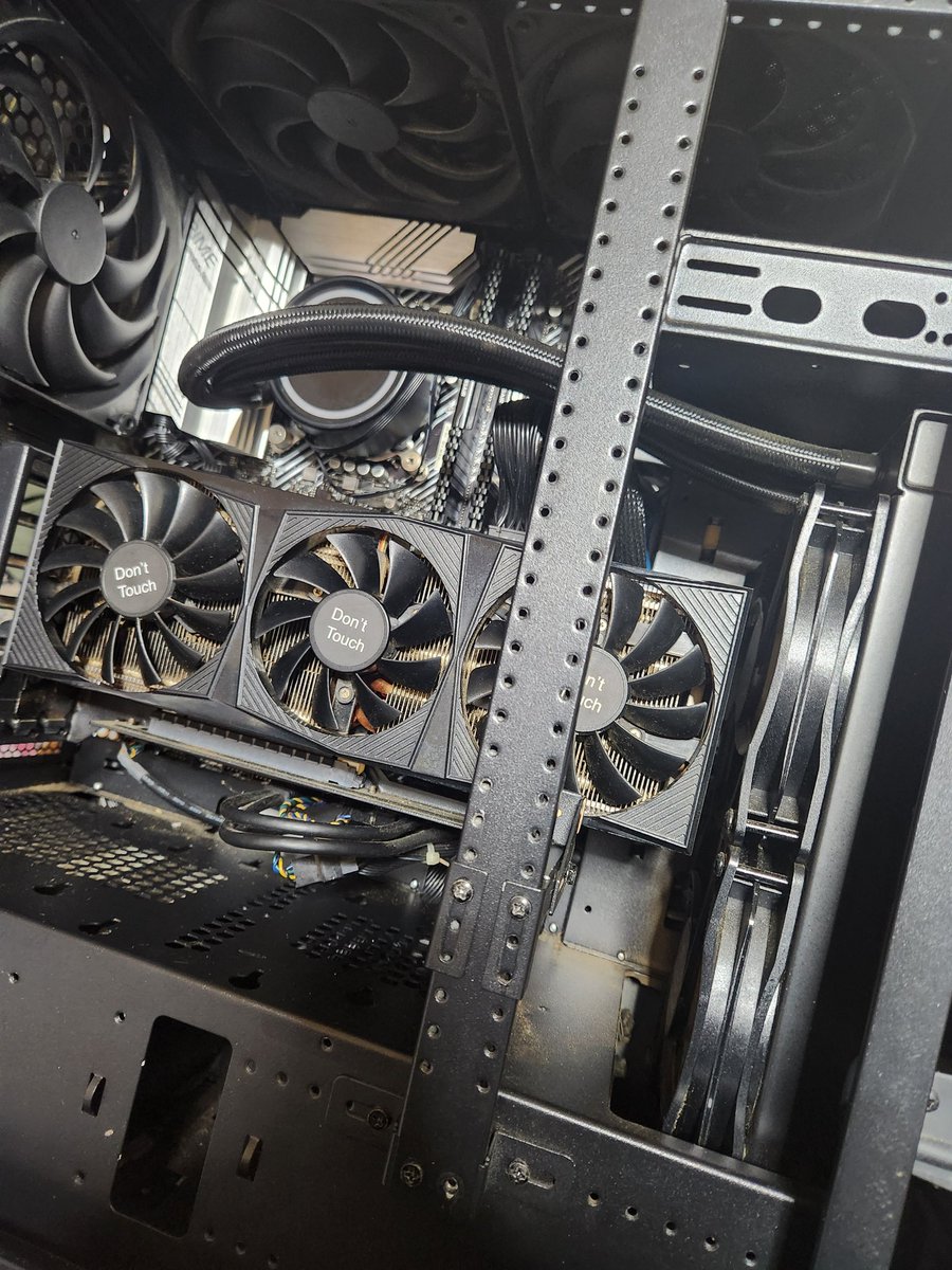 murayama225's tweet photo. やっとGTX10000800tiから更新 https://t.co/7XWSEj5PHk