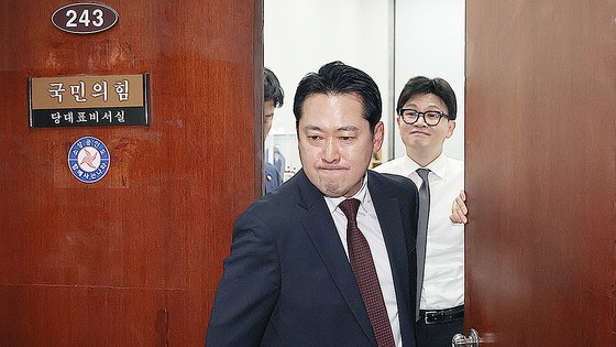 Patriot_KR's tweet image. &amp;lt;기성 미디어를 장악한 한동훈계의 프레임에 속수무책 공격당하고 있는 진짜 장동혁의 진실을 공유해 주시기 바랍니다.&amp;gt;

한동훈계가 퍼트리는
“장동혁은 한동훈 스태프였다 / 한동훈이 발탁했다”
이 프레임 팩트 아닙니다.

[팩트 1] 장동혁은 처음부터 한동훈이 어떤 스타일인지 알고 있었고…