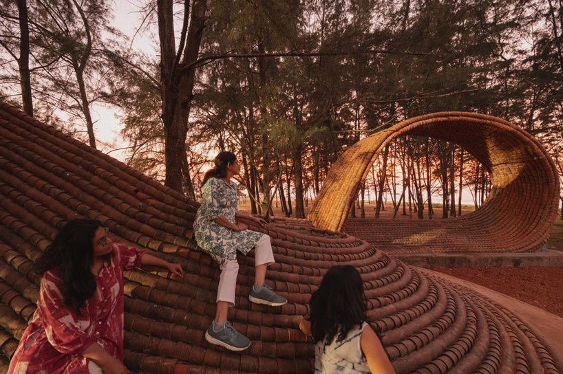 designboom's tweet photo. wallmakers sculpts sinuous kulhad pavilion from disused terracotta cups in india 🌞 https://t.co/auitfplTez https://t.co/qalMquXUpH