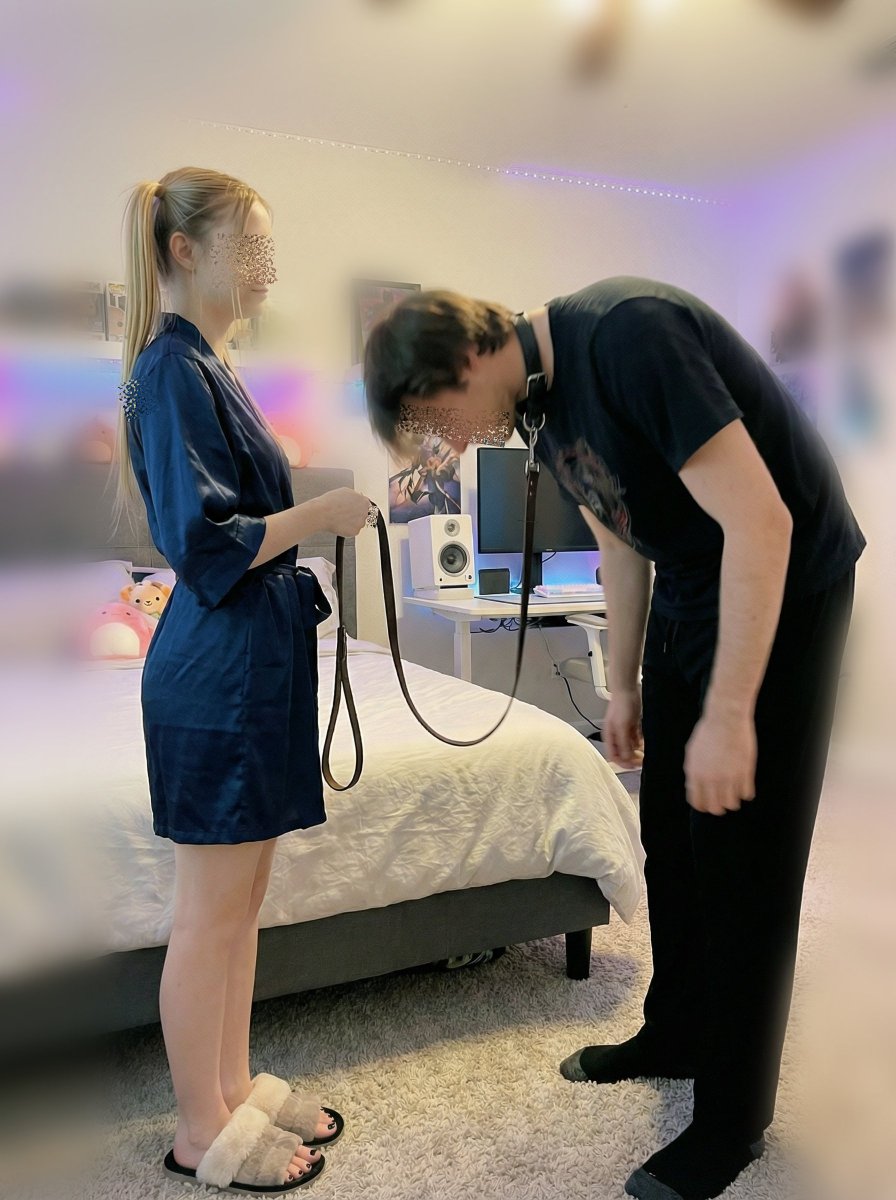 eQueenSakura's tweet photo. It is crucial that everyone knows their place. 👸🏼🧎🏻‍♂️
The petite brat always wins, loser. 🫶🏻

No matter how "manly" and "tough" you want people to see you, gooner, when you're with me, you're the same little depressed foot slut that pays me his entire salary just to drink the water I washed my feet in 🤭

You should love findom, cause sendsex with me is the peak of your sex life, sissy.