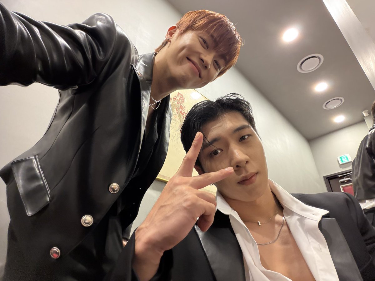 [#민균] 
와이트의 생일을 진심으로 축하합니다~ 
오늘만큼은 와이트의 좋은밤 보단 
와이트의 축하밤~~~~ 🥳🥳🥳🤭🤭☺️☺️
생일축하행 와이뜨~~~ 🎉🎉🎉🎉