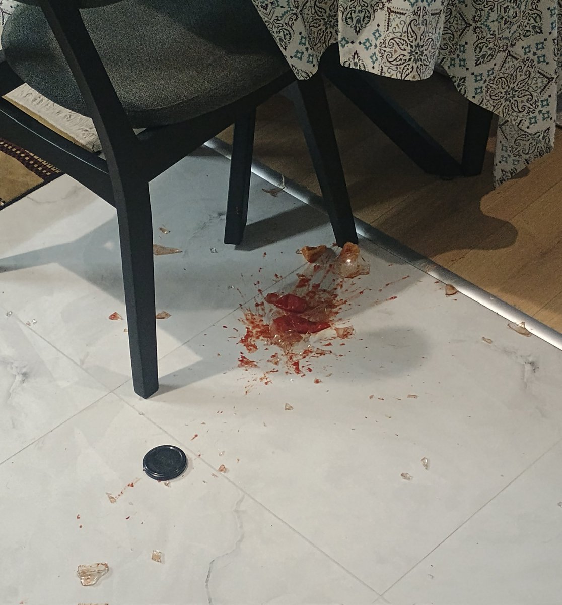 Iz tašne ruž pade na pod od šoka kad te videh da ležiš itd itd