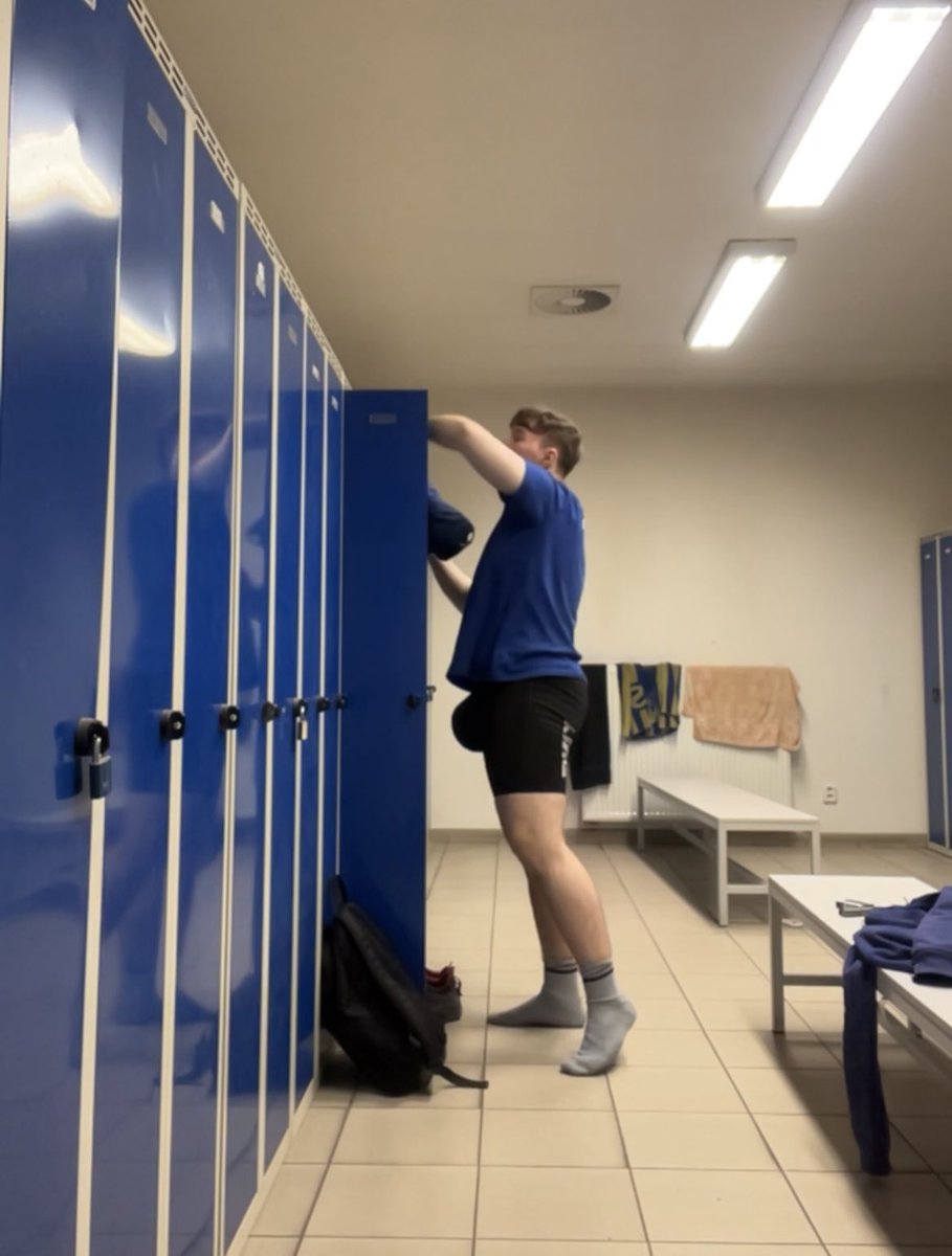 HungBoyPeter's tweet photo. I wonder why my coworkers keep staring at me in the locker rooms👀 https://t.co/IqwcimhF04