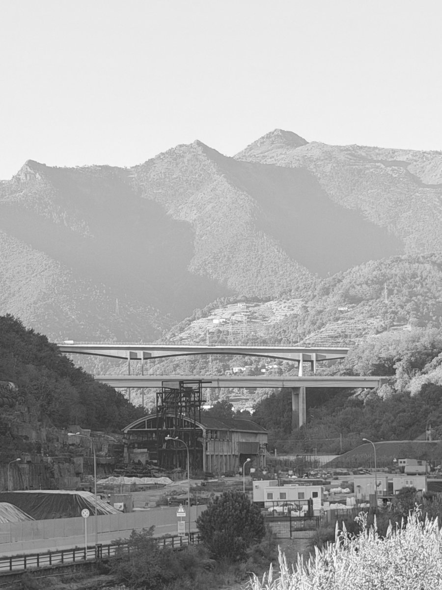 Alonein43672278's tweet image. #photography #blackandwhite #highways #mountains #shed