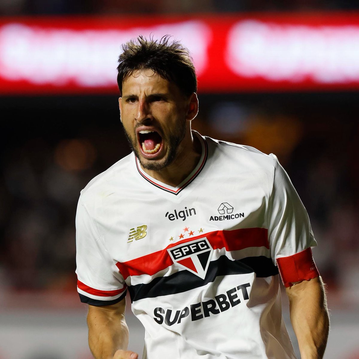 Jonathan Calleri: “Sou muito agradecido na vida por jogar nesse clube. Eu amo o São Paulo, eu amo ficar aqui, o São Paulo é minha casa, é a primeira vez que eu, na minha carreira, me sinto identificado com um clube. Hoje é minha vida. Eu sou um cara que sempre se doa 100%, às