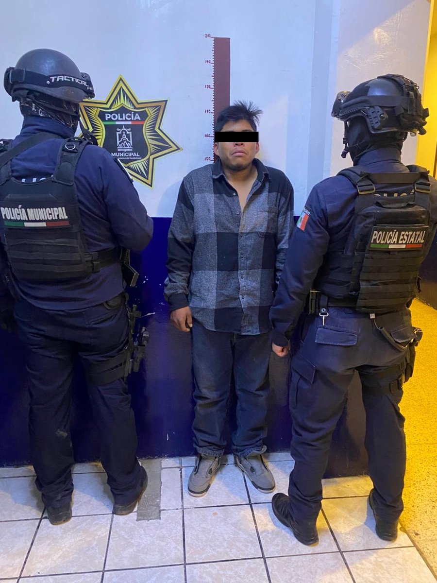 Como resultado de la atención a un reporte ciudadano, elementos de la #PEP y de la Policía Municipal detuvieron a un masculino por su probable responsabilidad en delitos contra la salud, en su modalidad de narcomenudeo, en el municipio de Trancoso.goo.su/dE7SpP