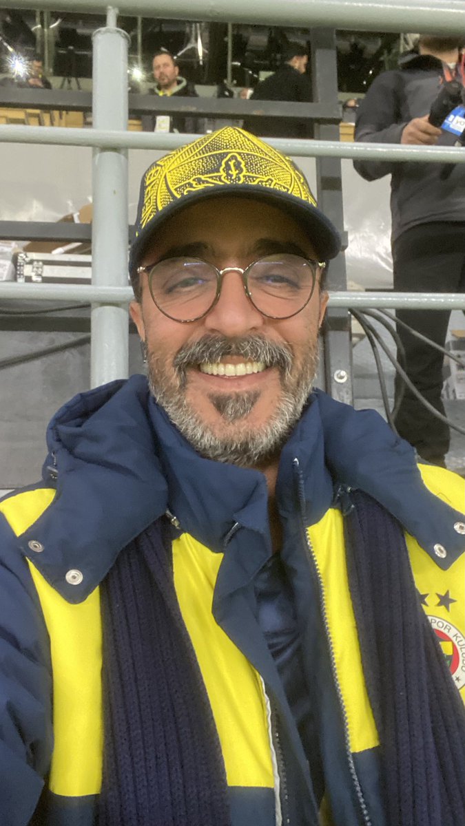 ____Seaman____'s tweet photo. Aşkla, özlemle, inatla Fenerbahçe💛💙
Alandayız.. 💛💙
#FBvALY 💛💙
🤍 https://t.co/uQ0tQMpuOf