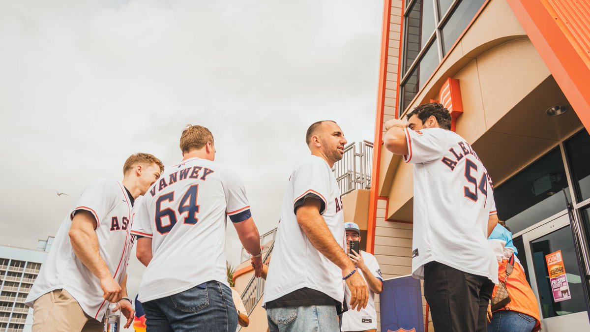 cchooks's tweet photo. The Astros Caravan made a stop at Whataburger by the Bay yesterday! https://t.co/TDPZ5ED4cT