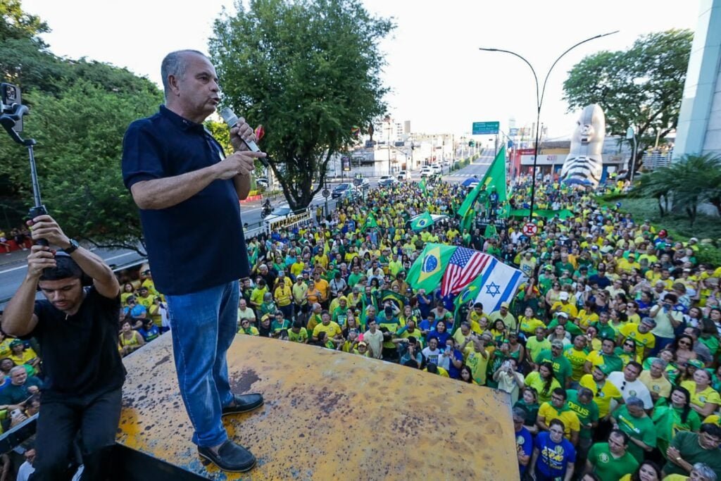 meioindep's tweet photo. O gesto do senador Rogério Marinho foi de uma lealdade pouco visto na história política do Brasil

O cara não abriu mão de pouca coisa. Abriu mão de ser governador de direita em um estado do Nordeste. Liderando pesquisas. Dois anos mobilizando a base, com apoio da maioria dos prefeitos, dos partidos, dos deputados.

Abriu mão de um sonho próximo a ser alcançado para ser coordenador de campanha do Flávio, a pedido de Bolsonaro. 

E não foi pra ser vice-presidente, nem ministro, foi a princípio apenas para coordenar uma pré-campanha que sofre boicote de quem tinha obrigação de promovê-la, mas não faz por conveniência.

A lealdade de Rogério merece ser contemplada. Repito: Pouco visto na história política do Brasil.