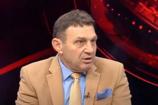 Emekli Amiral Türker Ertürk:

“Ana dili Kürtçe olan, Bingöl-Yayladereli çok yakın bir dostum aşağıdaki mesajı bu sabah bana gönderdi. Takdirlerinize sunulur. 

Doğuda başı sıkışan, kendini güvende hissetmeyen bir Kürt; neden kuzey Irak'a, Erbil'e göç etmez? Eğitim Kürtçe, resmi