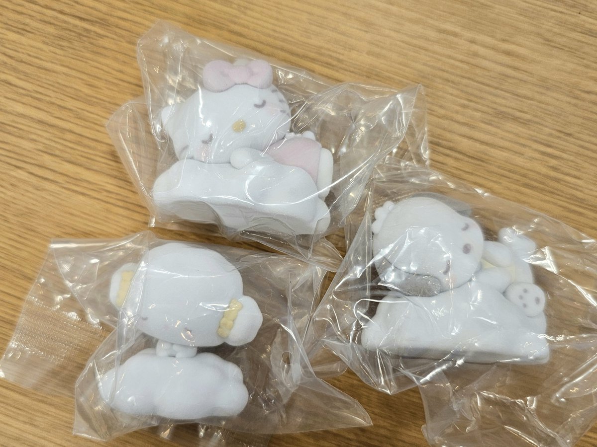 74museum's tweet image. 【交換】サンリオ しろふわ雲でおひるねデザインシリーズ シークレットマスコット

譲：キティ こぎみゅん ポチャッコ

求：シナモン

※郵送希望です