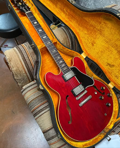 Rmlc63's tweet photo. Here’s a beautiful 1962 ES335. This is clearly a very early example of a block inlay ES 335 because it has Mickey Mouse ears for the cutaways and two PAF pick ups. This guitar is all original minus an old period appropriate refret. 
#PureVintageGuitars https://t.co/3mZhIQsq1u