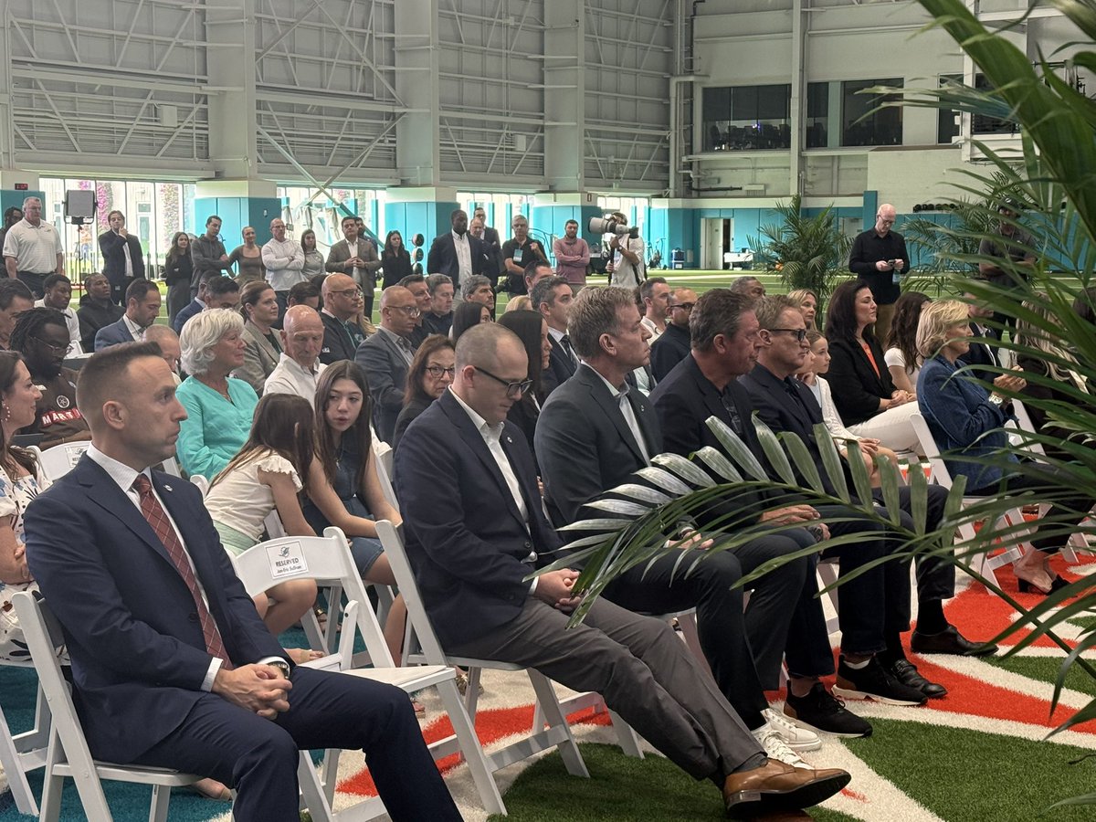 Front row of today’s Dolphins new Head Coach presser, Dan Marino and Troy Aikman.