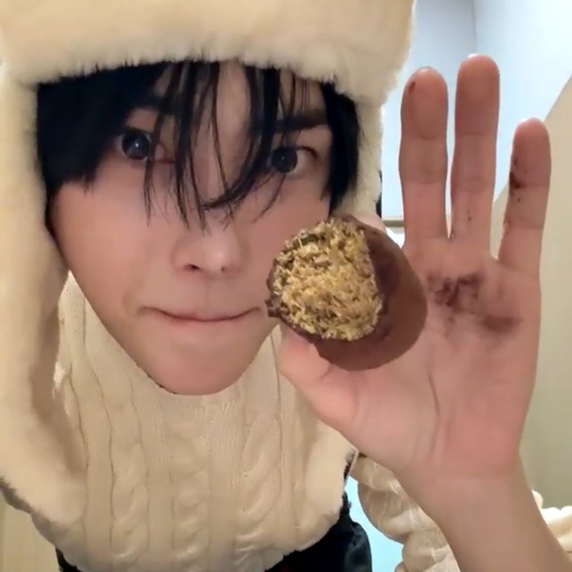 요즘은 귀여워보이려고 일부러 두쫀쿠입쯀도 만드는데 내햄냥이는 입술에 묻는 거 싫어서 엄청 열씸히 먹음🤣🤣
결과적으로는 입에도 묻히고 코에도 묻혀서 더더기여워졋어ㅠㅠ  귀여움달란트라는게 실존하눈것같다…