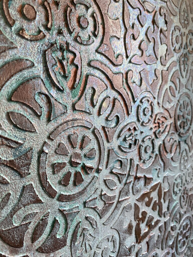 SHDesignCentre's tweet photo. Metallic finishes change the way a room reads. In this close-up you can see the relief and the shimmer catching the light, turning a flat surface into something tactile and alive.

Contact us now to book your visit to Signature Walls at Sky House. https://t.co/5d6NyWLfhC