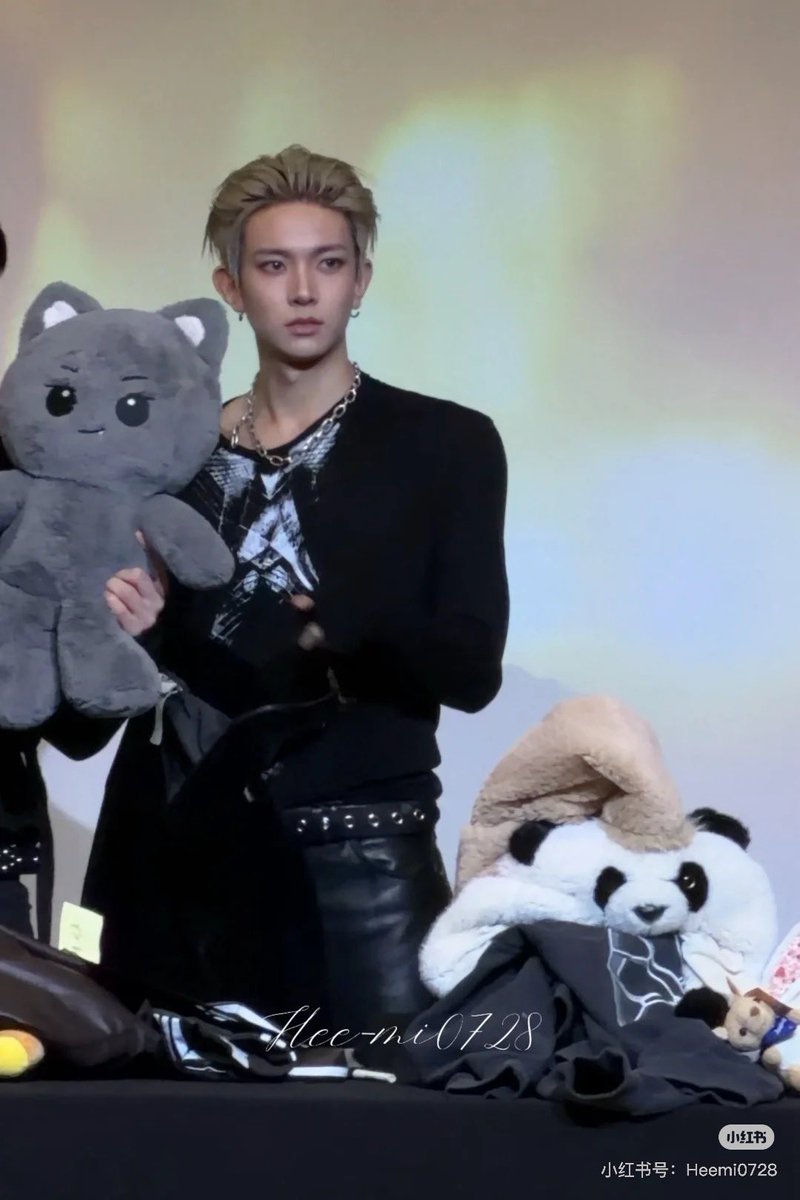 ourloveiswinter's tweet image. 어깨 미친