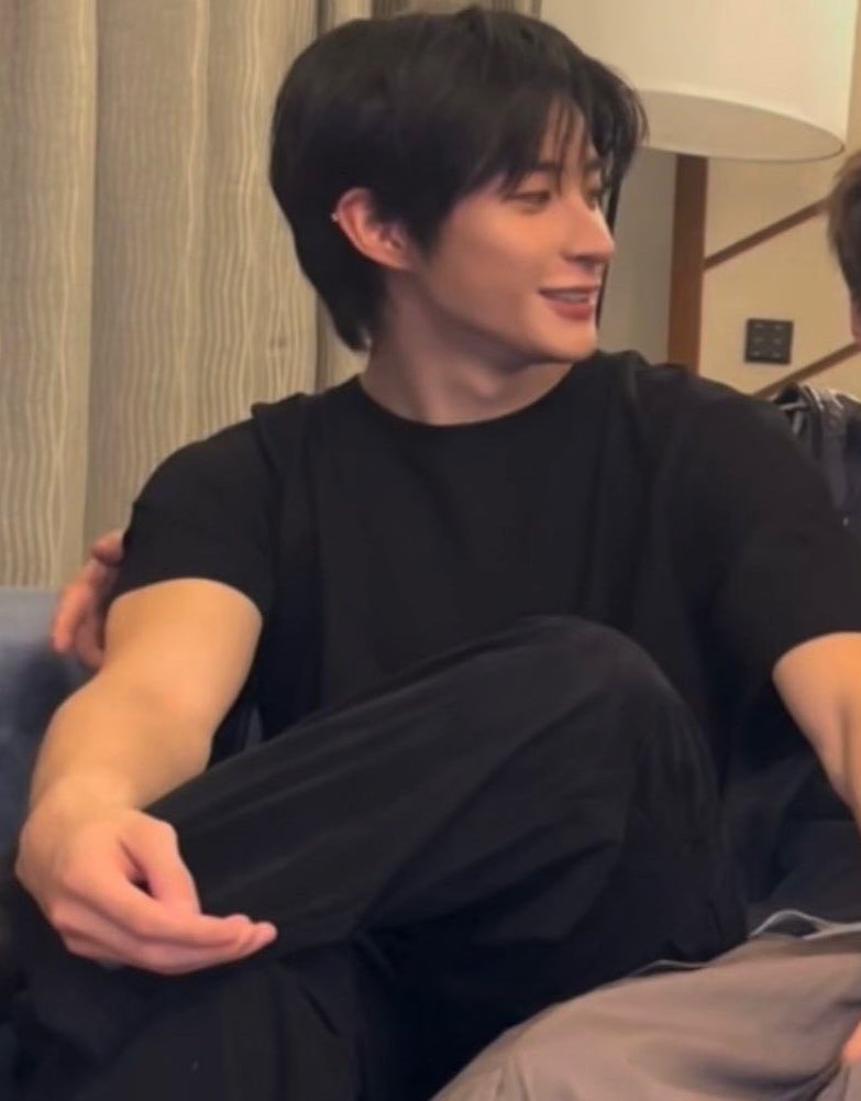 asbaguette's tweet image. I LOVE BLACK