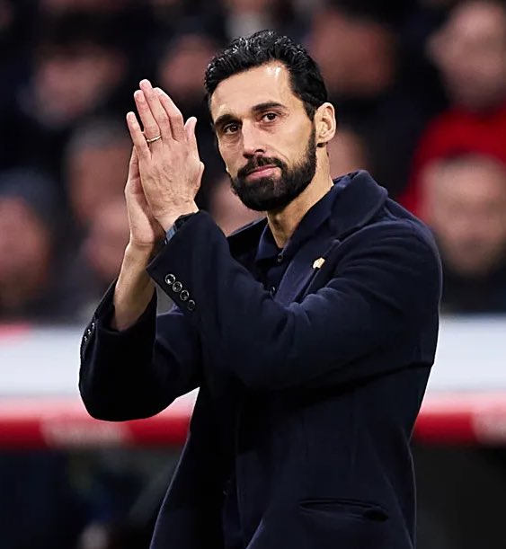 theMadridZone's tweet image. 🚨 Behind closed doors, Xabi Alonso is obsessed with control. He suffers over anything that slips beyond his command and fights to have as much control as possible. 

Álvaro Arbeloa, on other hand, focuses on two main tasks: communication with players and decision-making. In many…