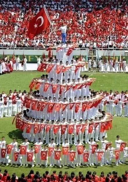 AliSere20's tweet image. Eskiden Bayramlar böyle kutlanırdı 🇹🇷
#TürkBayrağı
#BayrakOnurumuzdur