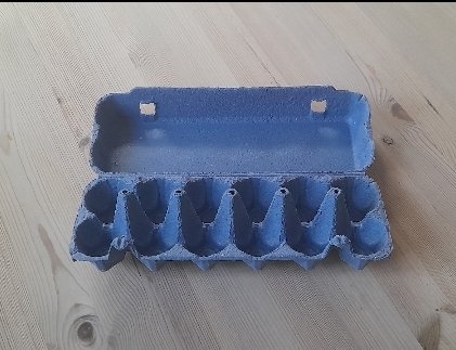 - Chérie, c'est pas une boîte à nous ça ???
- Si, elle est à nous, pourquoi une telle question !?
- Parce que t'arrêtes pas de dire que c'est une boîte à eux !