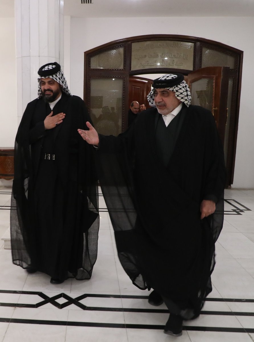 الشيخ الأمين يزورُ  رئيسَ الوزراءِ الأسبق عادل عبد المهدي

زارَ الأمينُ العام لحركةِ عصائبِ أهلِ الحقّ، سماحةَ الشيخِ قيسِ الخزعلي، يرافقُه السيّد النائب الأوّل لرئيسِ مجلسِ النوّاب عدنان فيحان، اليومَ، رئيسَ مجلسِ الوزراء الأسبق السيّد عادل عبد المهدي.

وجرى خلالَ اللقاءِ بحثُ