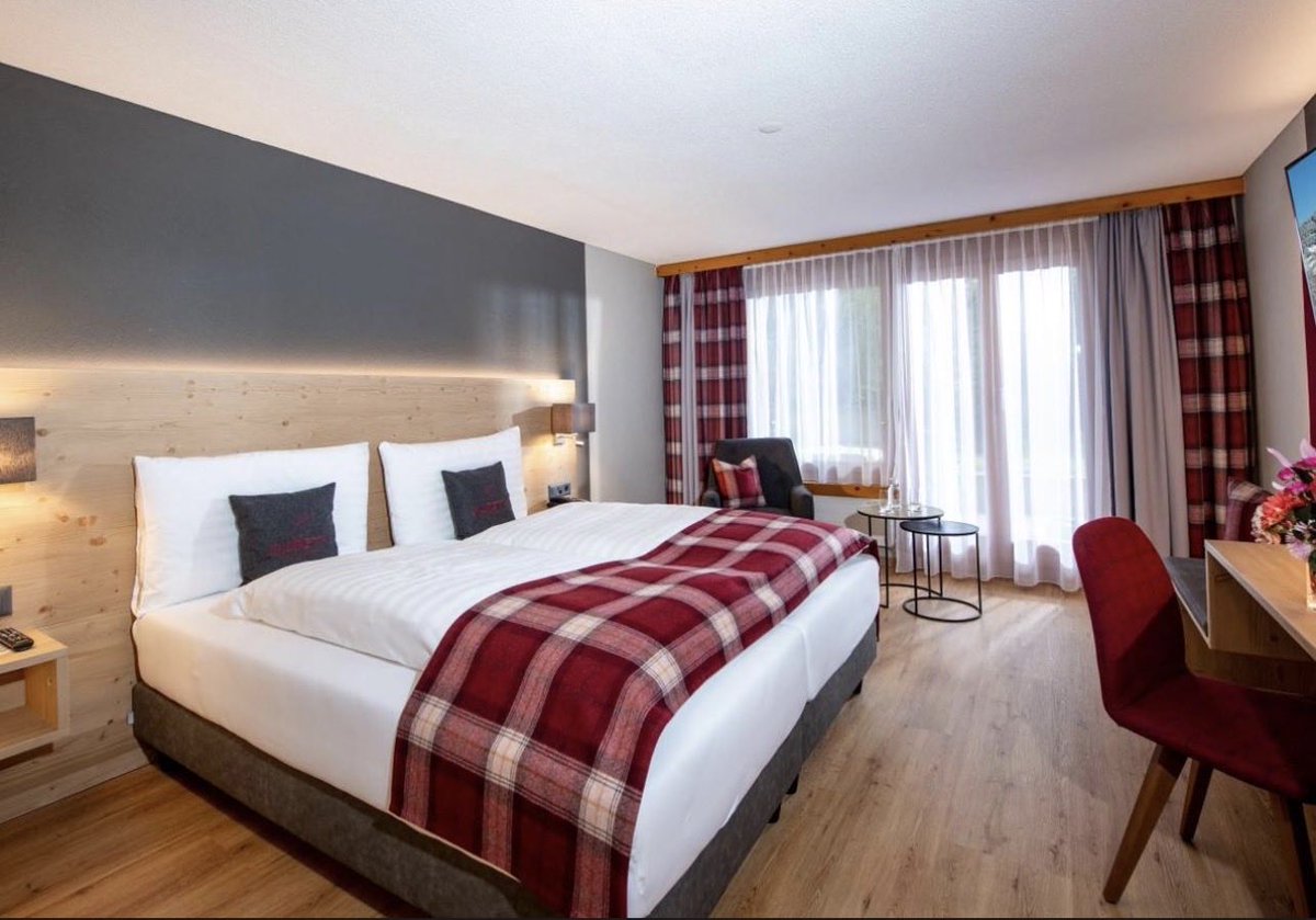 Ima lepih hotela u Svajcarskoj. Evo ovaj u blizini Davosa, cca 400€ noć.