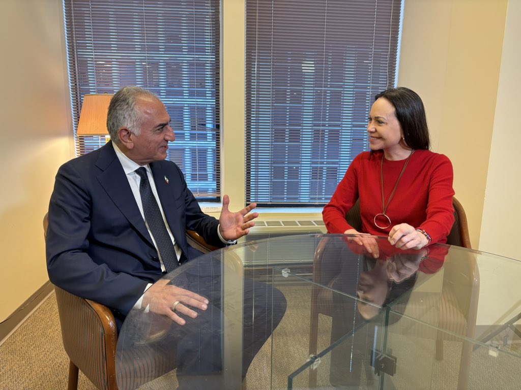 agusantonetti's tweet image. 🇻🇪🇮🇷 | AHORA — Se acaban de reunir Maria Corina Machado y el príncipe heredero de Irán, Reza Pahlavi.

Llega la hora de la libertad para Venezuela e Irán.