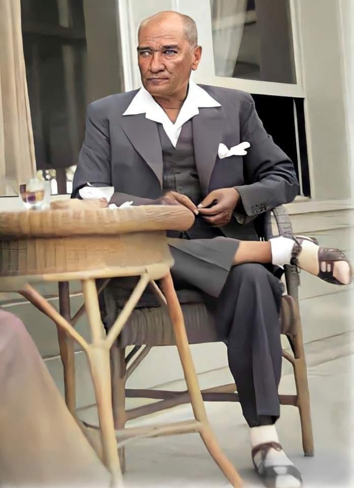 mustafozkann's tweet image. Bu millet, Atatürk'e yaptığı nankörlüğün bedelini çok ağır ödeyecek!

— Yaşar Nuri Öztürk | Türk İslam Profesörü