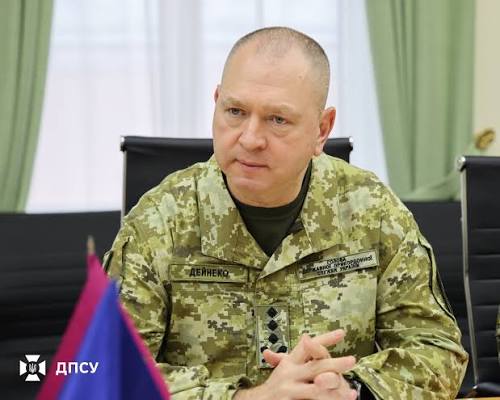 5channel's tweet image. НАБУ повідомило про викриття корупційної схеми у ДПСУ на незаконному перетині кордону та контрабанді цигарок.

Підозру оголошено екскерівнику ДПСУ. За даними ЗМІ, Сергієві Дайнеко, який після звільнення став радником керівника МВС, а потім мав очолити бойовий підрозділ ДПСУ.