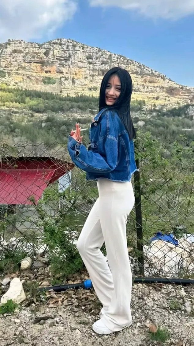 Hiranur Aygar 16 yaşındayken 31 Ağustosta 3 şahıs tarafından alnından vurularak katledildi ardından bir yere bırakıldı saatler sonra hastaneye götürüldü intihar dendi,şaka yaparken oldu dendi üç defa ifade değiştiler.Babası sesini duyurmaya çalışıyor. #HiranurAygarAdaletBekliyor