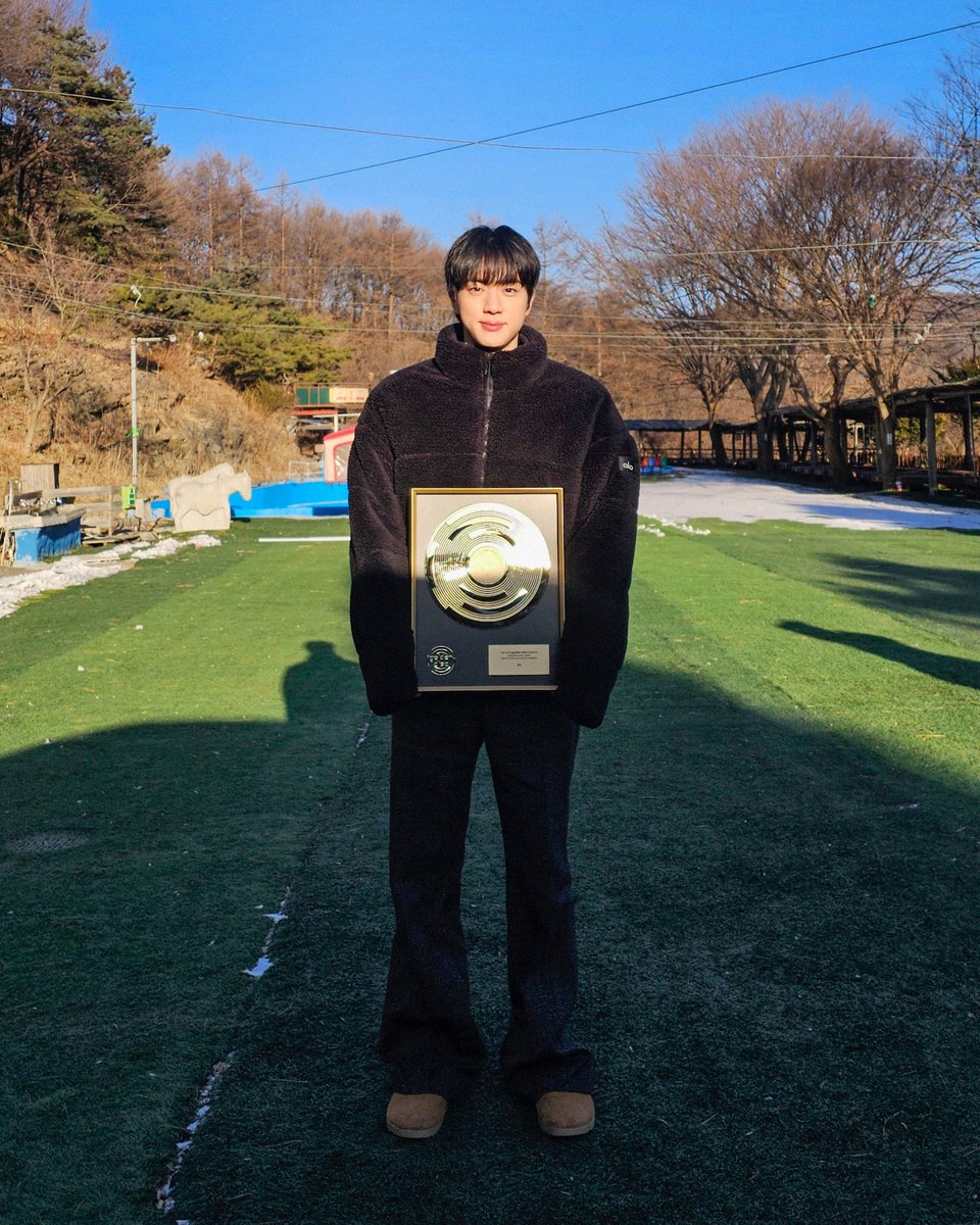btsvotingunite's tweet photo. Kim Seokjin proudly holds the trophy for the Upbit Popularity Award (Male) at the 40th Golden Disc Awards! 🏆

A powerful reminder that BTS truly values the sincerity, dedication, and hard work ARMY pours into every vote. 💜✨ https://t.co/gCsmTkU2dI