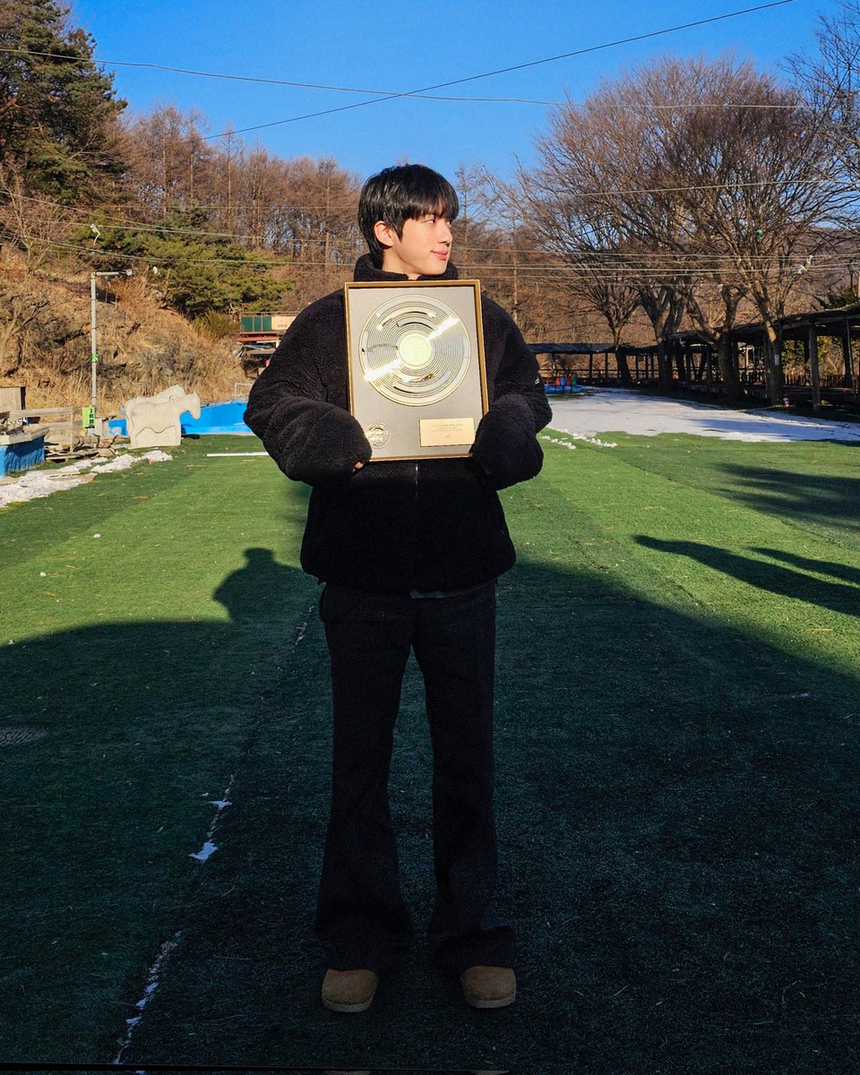 btsvotingunite's tweet photo. Kim Seokjin proudly holds the trophy for the Upbit Popularity Award (Male) at the 40th Golden Disc Awards! 🏆

A powerful reminder that BTS truly values the sincerity, dedication, and hard work ARMY pours into every vote. 💜✨ https://t.co/gCsmTkU2dI