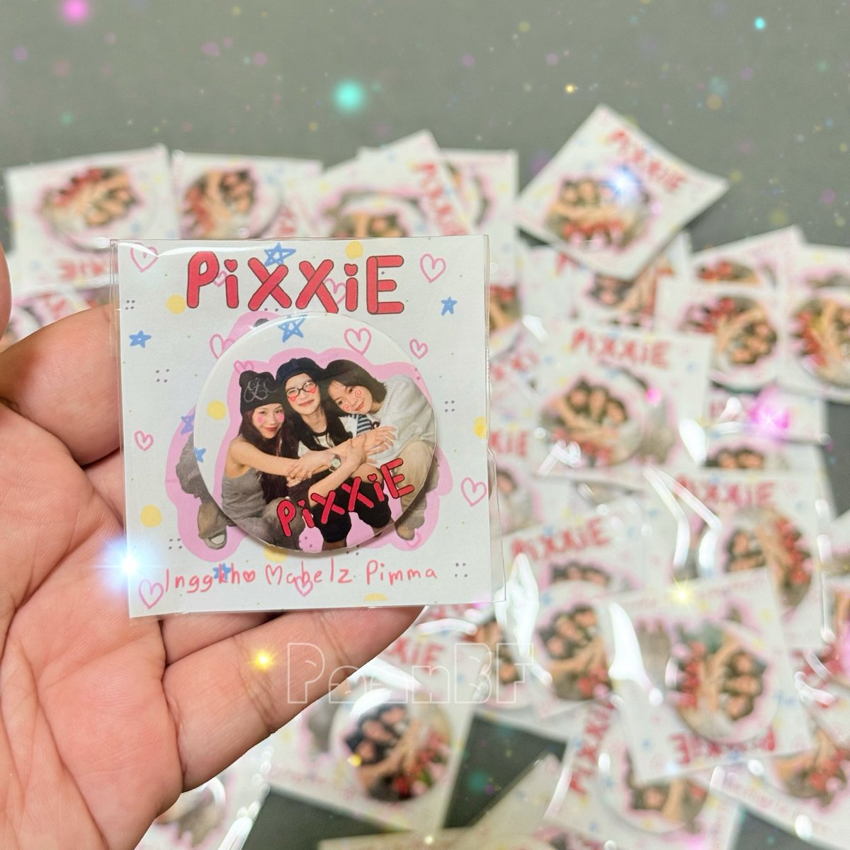 PAANBF's tweet photo. 💟𝐆𝐈𝐕𝐄 𝐀𝐖𝐀𝐘 💟
For #PiXXiETalesConcert  👑

เข็มกลัด : 50 ชิ้น🧷🧷🎈🎈

❤️IMPACT Arena Muang Thong Thani
🩵7 February 2026 
💛Time: After Soundcheck

พิกเจ้วมารับน้องกันน้าาา🧚‍♀️🧚‍♀️🧚‍♀️

#PiXXiE 
#PiXXiE_2ndConcert https://t.co/y1Zqx0uRtR