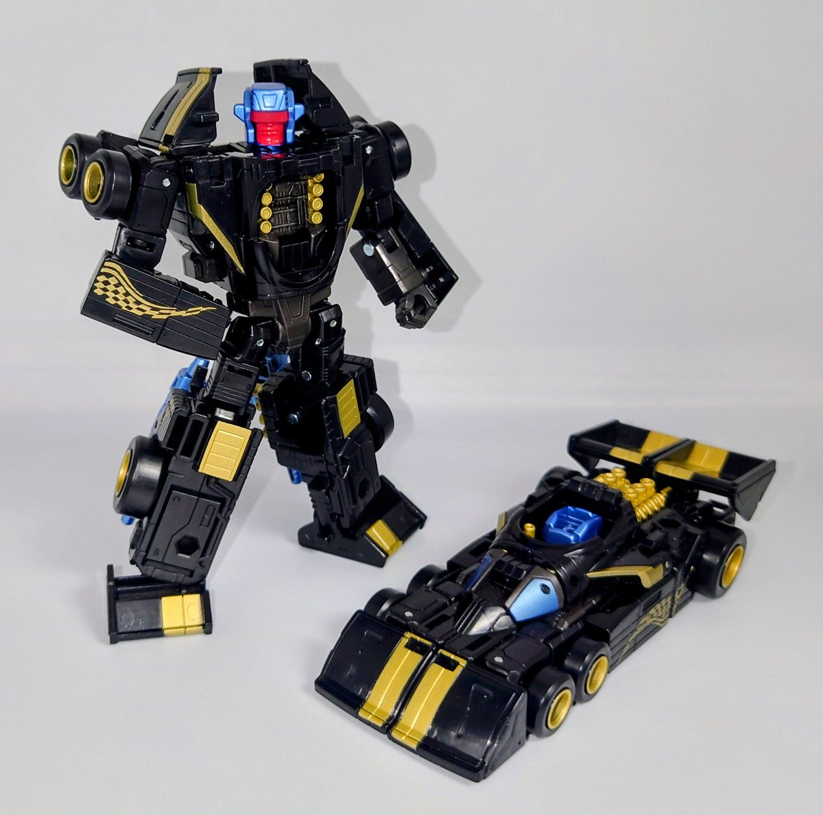 変形前後を並べられるのは同型2体購入者の特典！