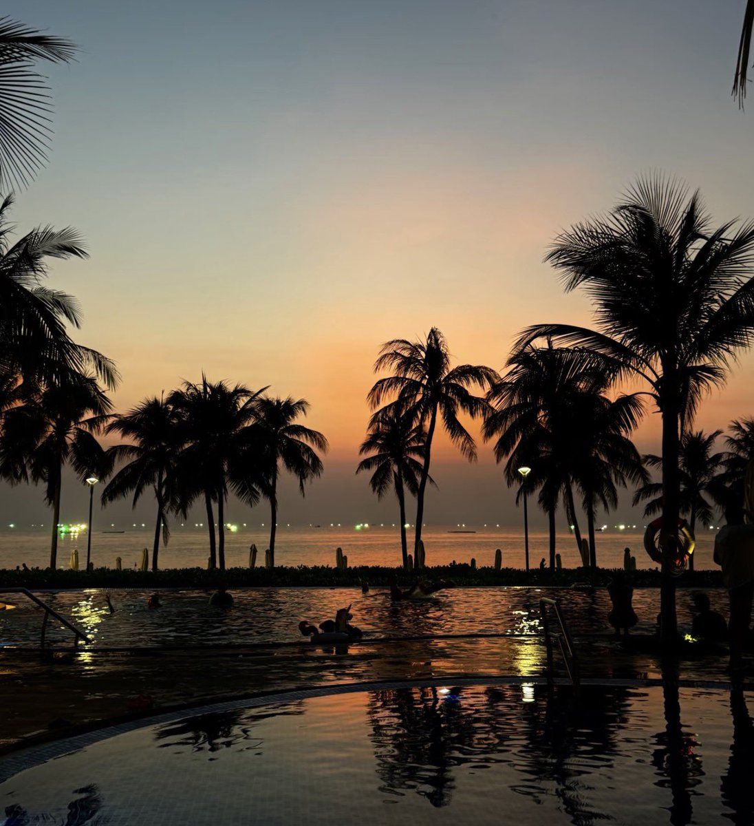 兄弟们，手上有50万人民币，是参与做空ETH，还是等特朗普truth发币？二选一，只投一个，怎么选？