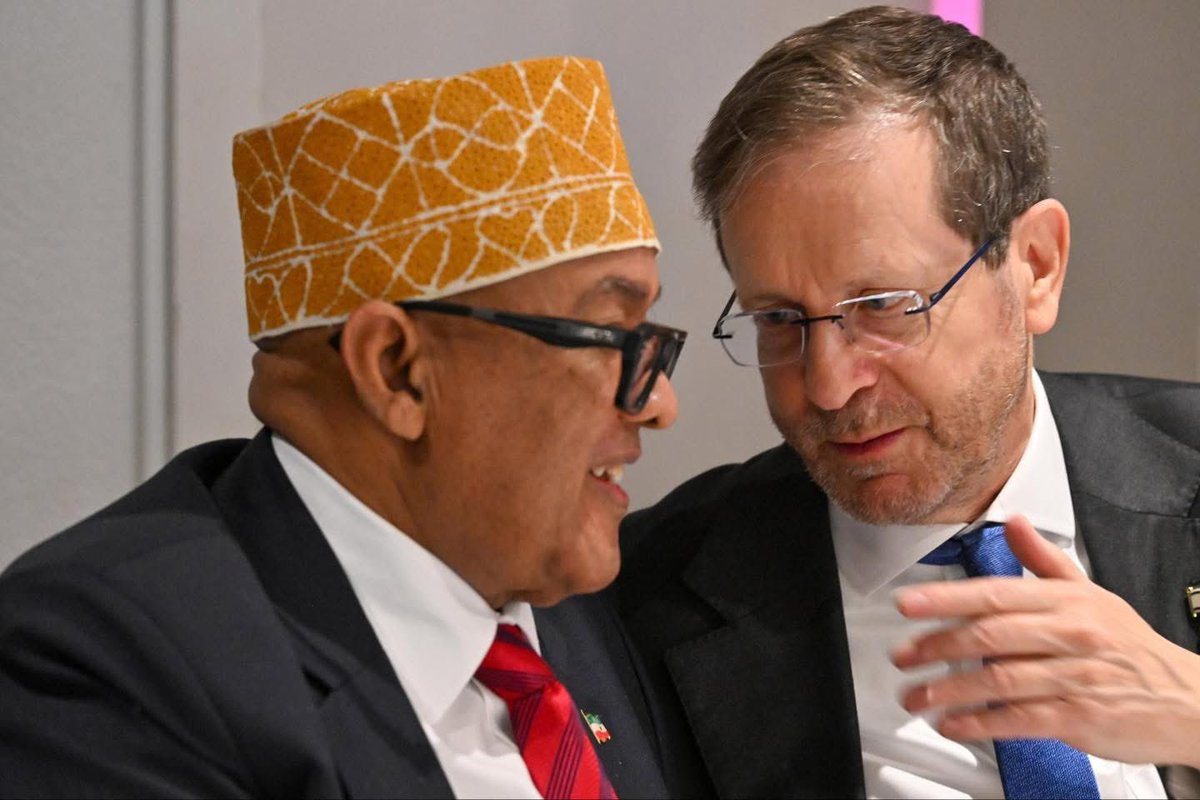 RabinoGarmon's tweet photo. Madaxweynaha #Somaliland @Abdirahmanirro Cirro ayaa la kulmay Madaxweynaha Israa’iil @Isaac_Herzog

Waxaan ku faraxsanahay inaan qayb ka noqdo geeddi-socodkan, waxaana mahadnaq gaar ah u dirayaa saaxiibbada Switzerland 🇨🇭 oo suurtageliyay martiqaadka Madaxweynaha Somaliland ee ka-qaybgalka Madasha Davos.
@salosahal @somalilandmfa @SomalilandWorld @Presidencysl_