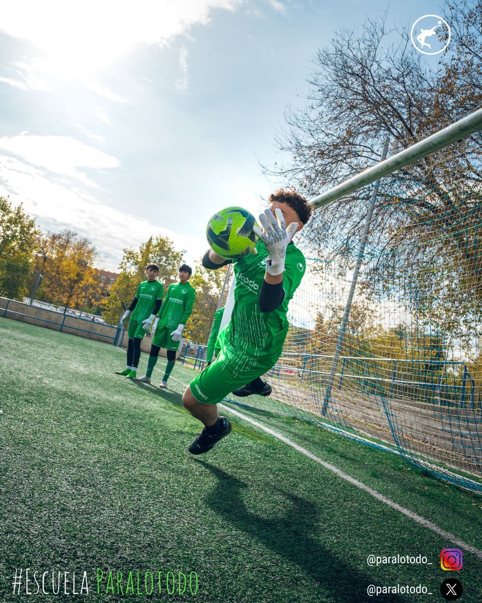 ¿Blocar o desviar?📝 

🧠 Ante una situación de juego, que no te sea posible blocar, DISTINGUE que despeje será el más apropiado.

Cuando el balón tenga poca parábola y venga con mucha fuerza y velocidad despeja para mayor seguridad 👊👊

#escuela #porteros #paralotodo