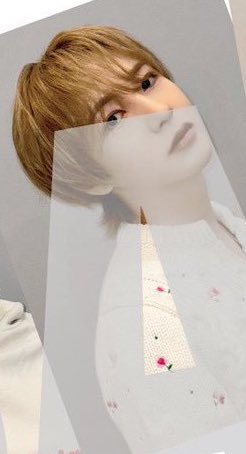 pinkycherieshh's tweet photo. Omg........... Renjun with his curly hair and Dior sweater turned out to be a photocard😭😭😭 https://t.co/vIUbpS88xn