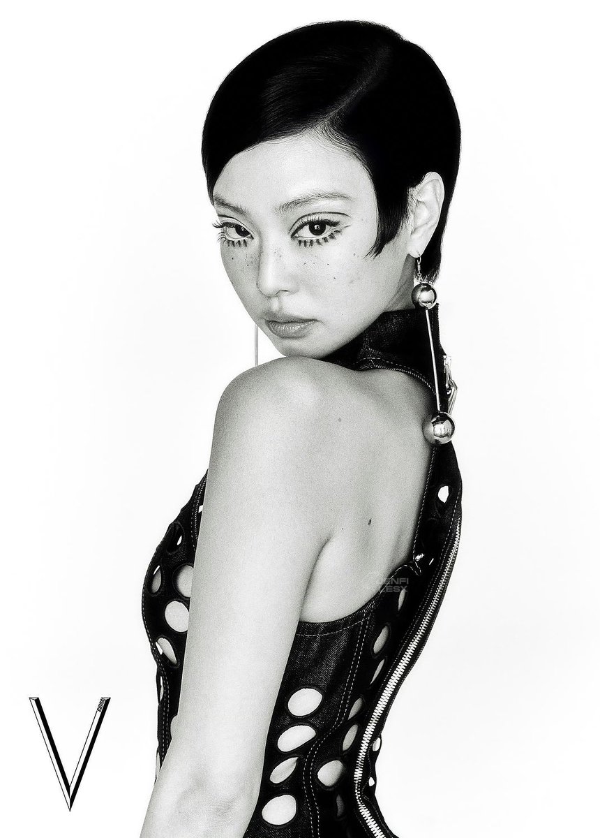 jenfilesx's tweet image. THIS PHOTO OF JENNIE?! WOW