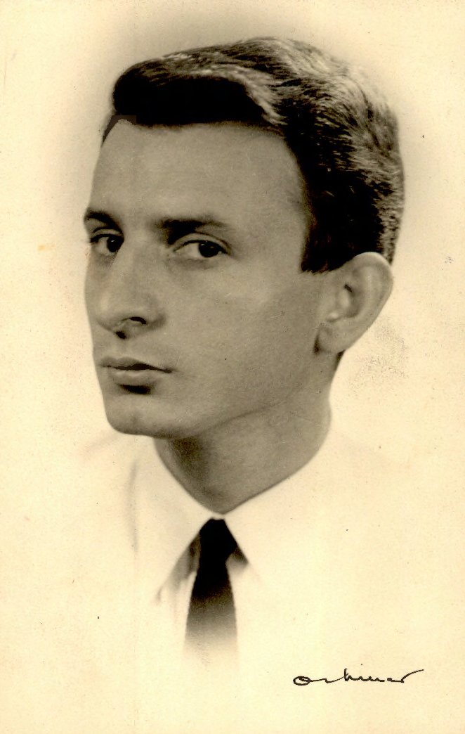 "Yaparsın Şekerim" sözüyle hafızalarımıza kazınan Haldun Dormen, Türkiye tiyatrosunun belleğinde ustalığıyla kuşaklar boyunca aktarılan bir miras bıraktı. 1957 tarihli bu fotoğraf, Hagop Ayvaz Koleksiyonu'ndan.