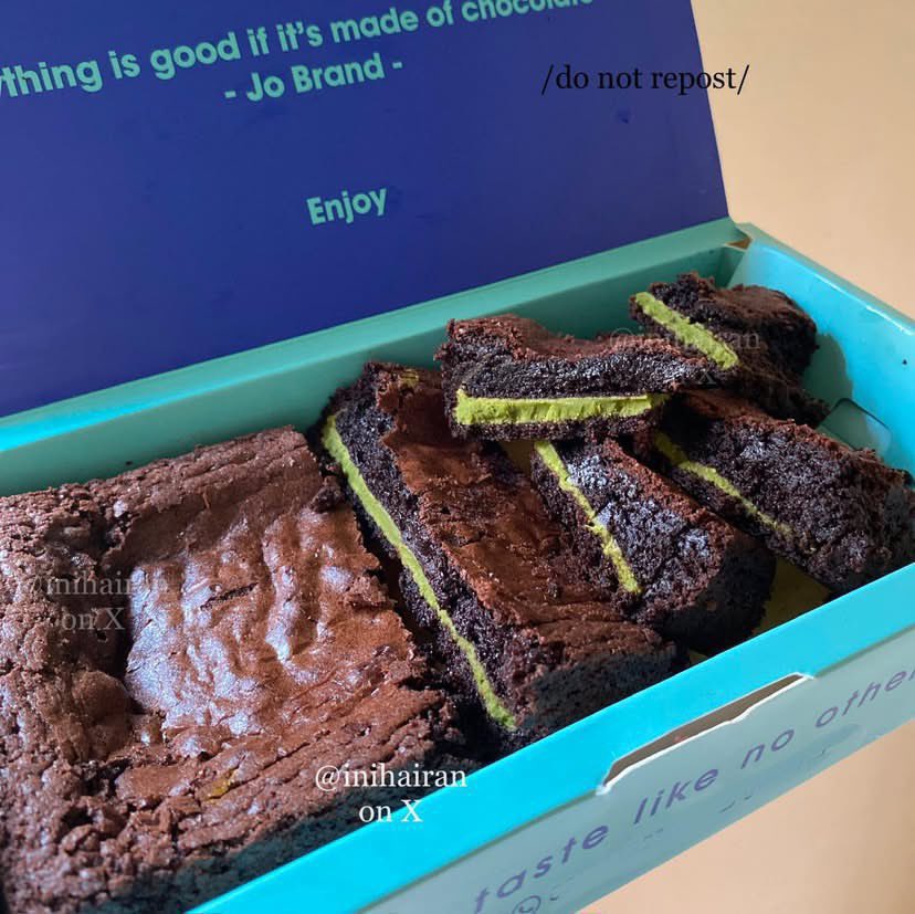 inihairan's tweet image. you guys should try this combo of matcha brownies on shopee 😭💯