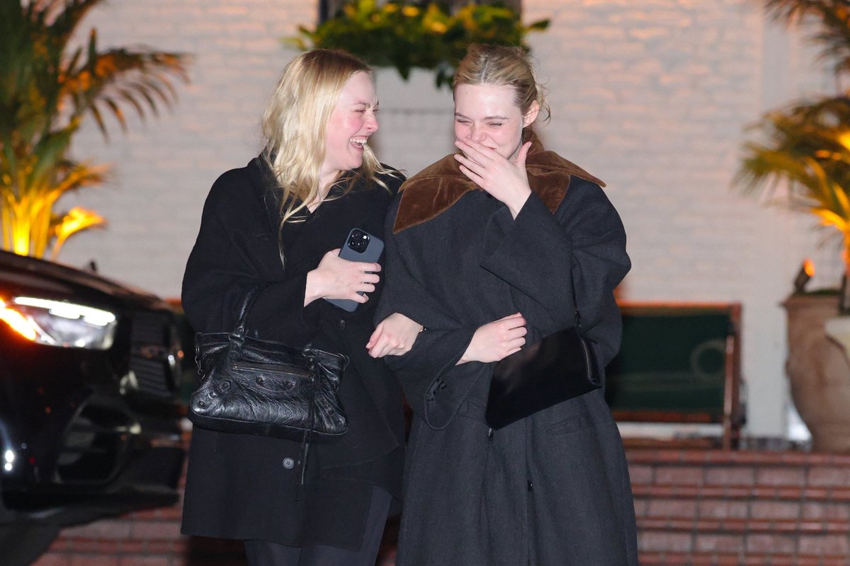 efanningmedia's tweet photo. Dakota Fanning and Elle Fanning seen in Los Angeles yesterday. https://t.co/oaUpqbkdhC