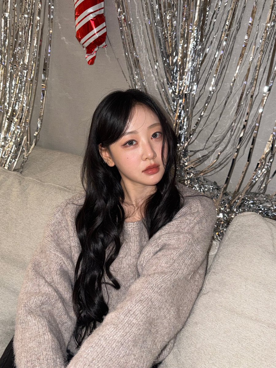 theillitnews_'s tweet image. YVES sunbaenim reacted to IROHA listening to her songs. 

“Iroha listens to my music”
“My favorite”
“I suddenly became a person overflowing with love”
“Any hate toward Iroha will be considered hate toward me”

#ILLIT #아일릿