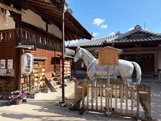 許波多神社でお守りと絵馬とおみくじを。 今年初めて引いたおみくじは「吉」でした。内容も良いことが書かれていたので午年も頑張ります! ということで痛絵馬を奉納…。