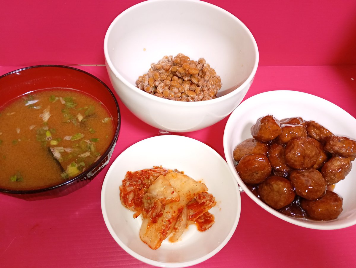 haikainew's tweet photo. 今夜は
｢納豆TKG｣と小鉢色々

日中に動いて体力切れで動けない😮‍💨
この他に明太子となめ茸も…
ま、こんな日もあるか
 #晩ごはん
 #おうちごはん
 #小鉢 https://t.co/RC8tzPWS5O