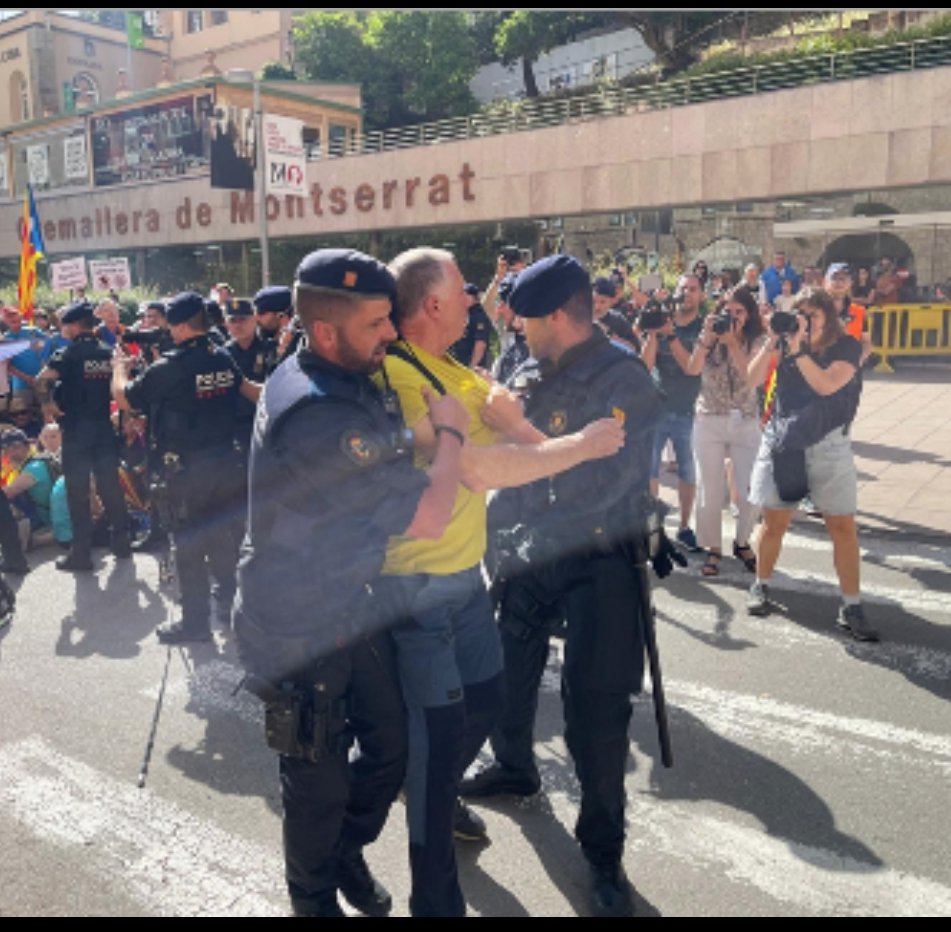 FonsiLoaiza's tweet image. Hoy, el activista independentista catalán Albert Forcades ha tenido que sentarse en el banquillo para declarar como imputado por protestar contra el monarca Felipe VI en Montserrat. La "democracia" en España.